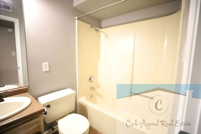 Building Photo - Beautiful 2 bedroom / 2 bath home with a fenced in yard!!