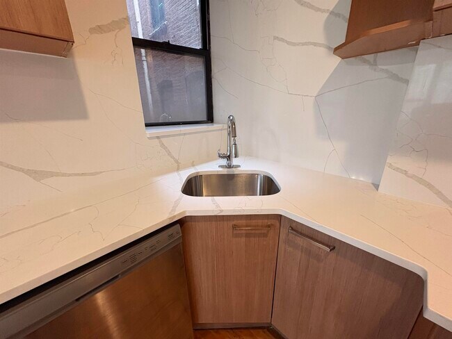 Building Photo - 39 Newkirk St