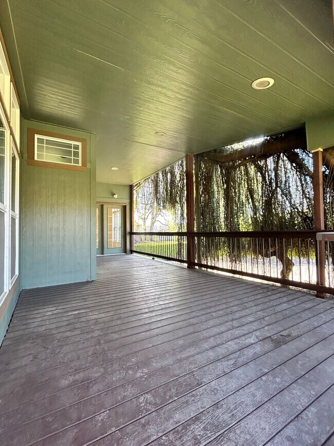 Building Photo - Large Single Family Home in Country with Office