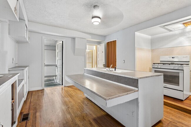 Building Photo - 511 Poppleton Ave