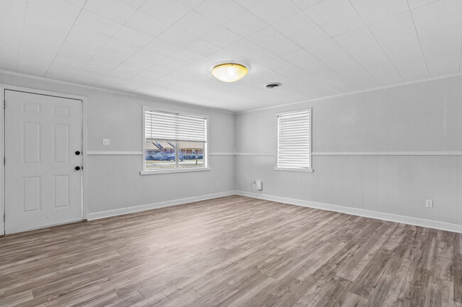 Building Photo - 404 Pine St