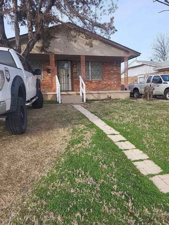 Building Photo - 717 SW Ranch Oak Blvd