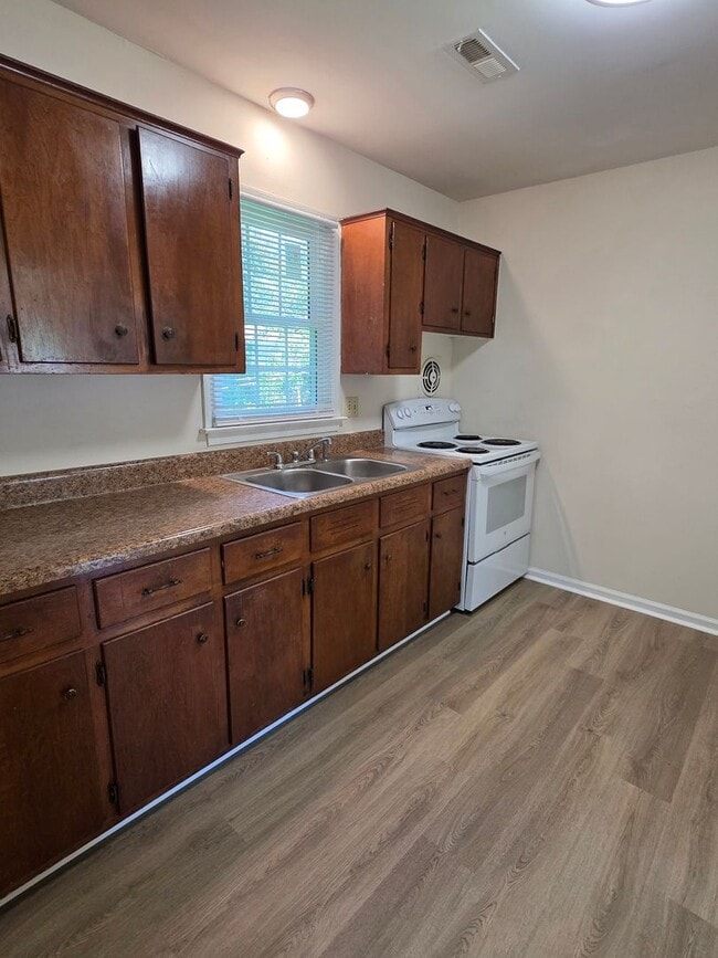 Building Photo - Move In Ready 3 Bedroom Ranch!