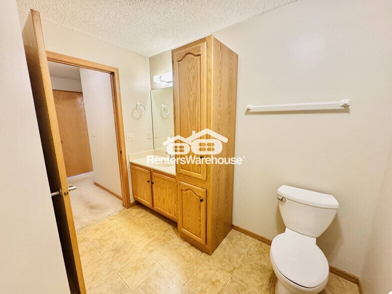 Building Photo - 1590 Parkwood Dr