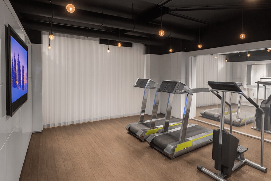 Building Photo - 220 E 63rd St