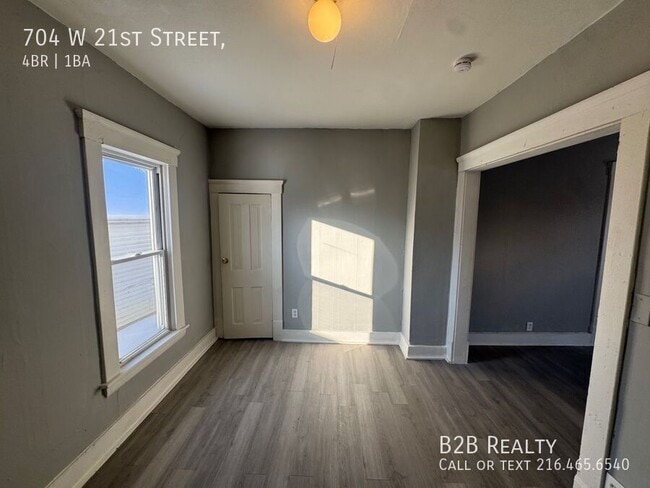 Building Photo - 704 W 21st St