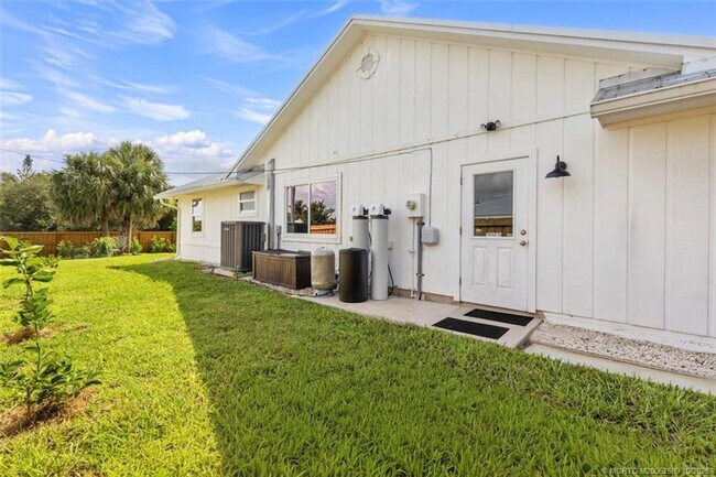 Building Photo - 4811 NE Savannah Rd
