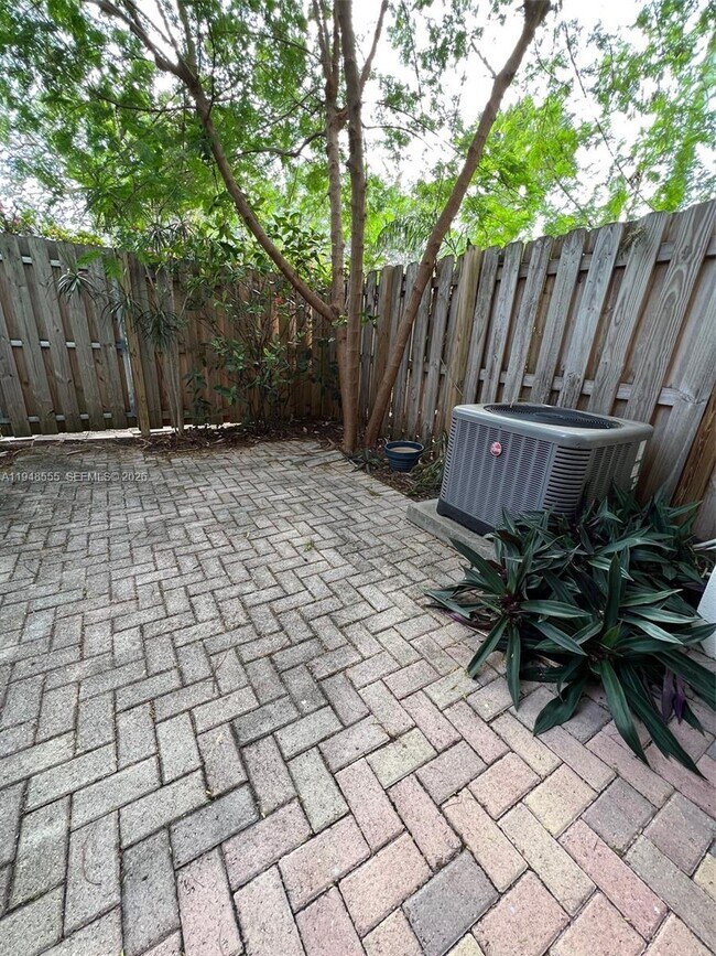 Building Photo - 252 City View Dr