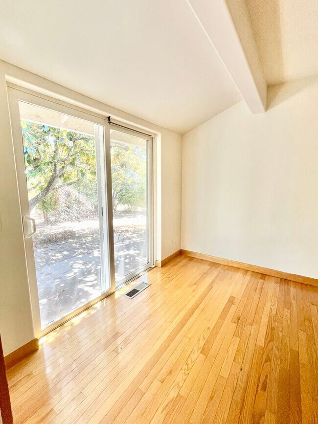 Building Photo - $3,900/month – Rare Country Feel on an Expansive Lot in One of Santa Rosa's Desirable Neighborhoods!