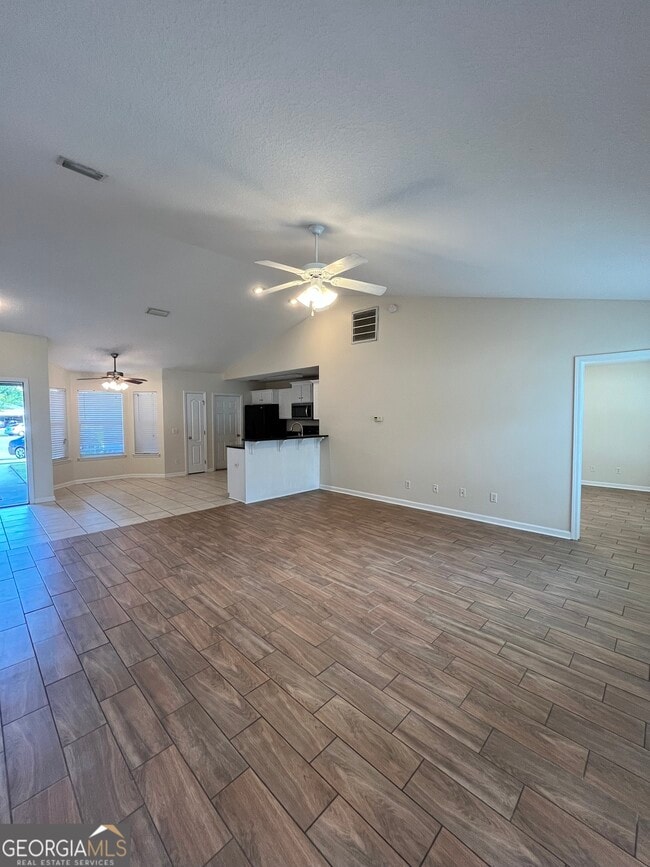 Building Photo - 231 Royal Palms Ave