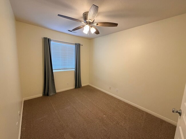 Building Photo - Great location 3 bed, 2.5 bath, 1 car garage townhome in the Dino Tracks area.