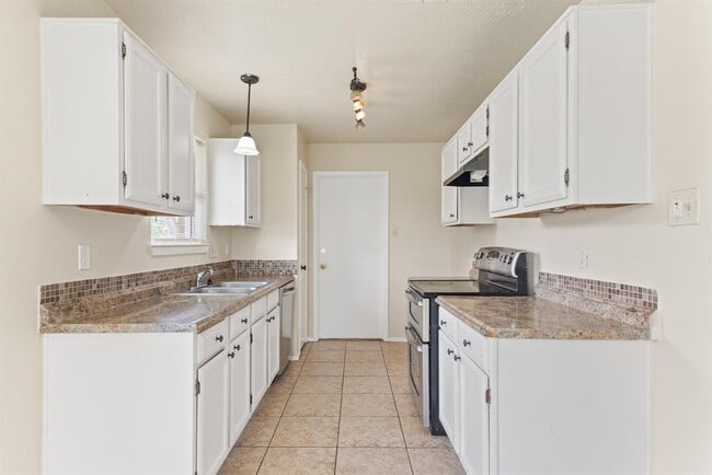 Building Photo - 2602 Orion Dr