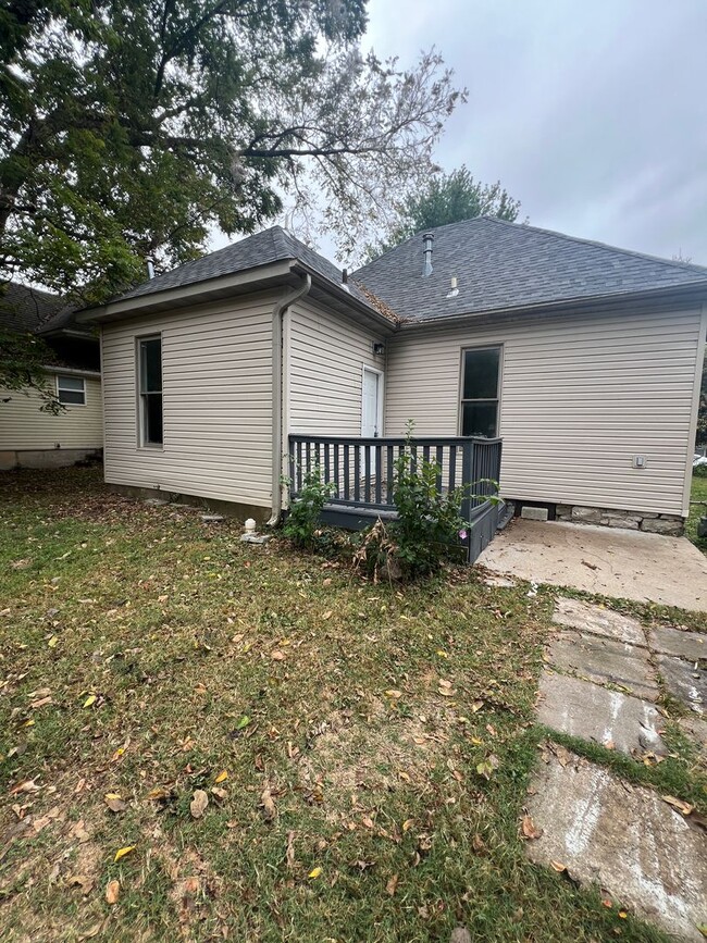 Building Photo - 2 bedroom/1 bathroom house