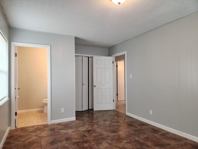 Building Photo - Amazing home on large property