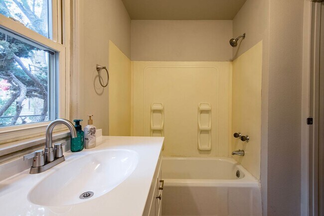 Building Photo - Quaint 2 Bed 1 Bath House in 80907!!