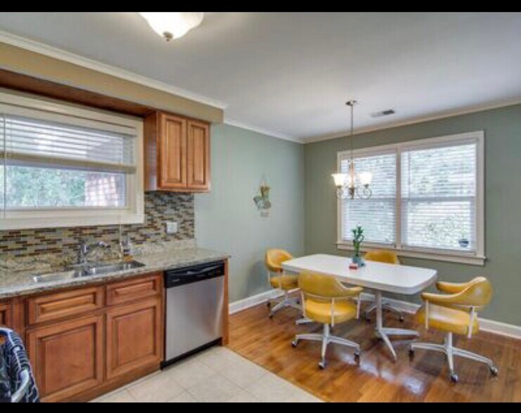 Building Photo - 721 W Sherwood Dr