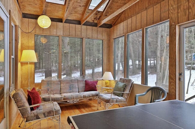 Building Photo - 4155 Lake Shore Dr