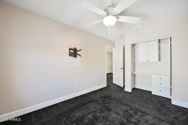 Building Photo - 3853 E Sabra Ln