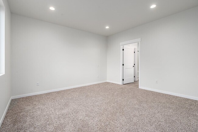 Building Photo - 3008 N Marguerite Rd
