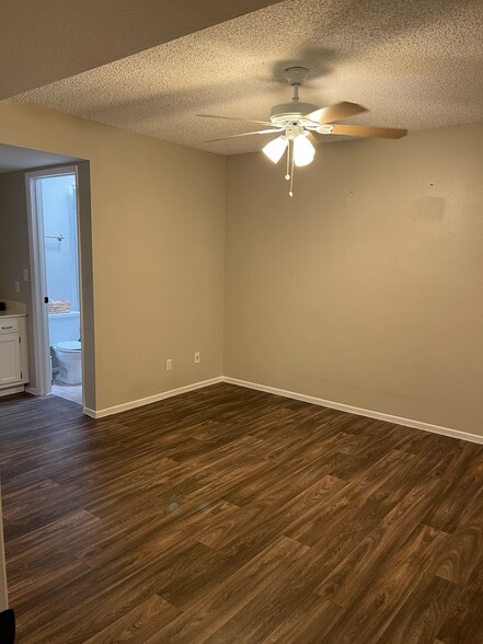 Building Photo - 850 S River Dr