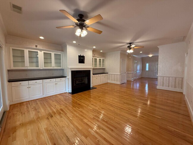 Building Photo - 785 Glenwood Dr