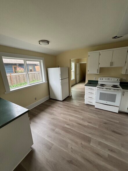 Building Photo - 651 W 12th Ave