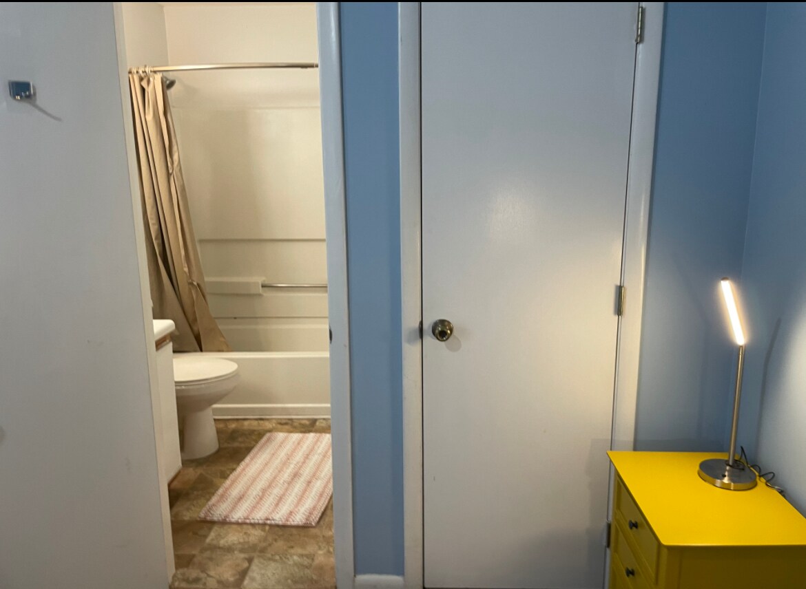 Building Photo - 1410 Collegiate Cir