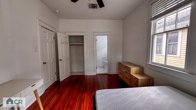 Building Photo - 5bd/2ba Near Campus and Stadium! Text 727-459-4141 for more info!