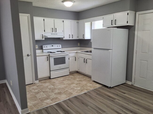 Building Photo - CHARMING 3 BED, 1 BATH HOUSE LOCATED IN ELIZABETHTOWN, KY