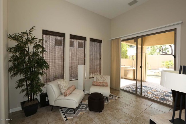 Building Photo - 7371 E Vaquero Dr
