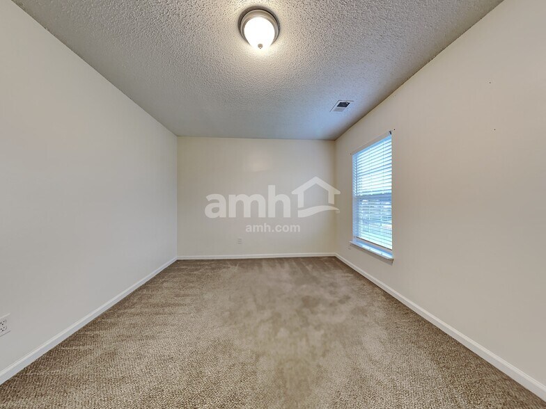 Building Photo - 303 Waylon Dr