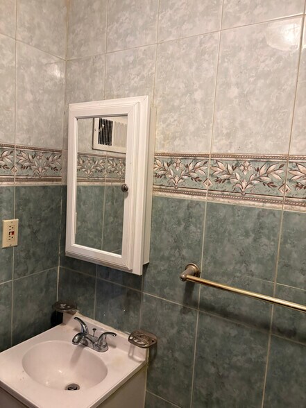 Building Photo - 29 Troy Ave