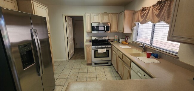 Building Photo - Lovely 2 bedroom 2 bathroom home located i...