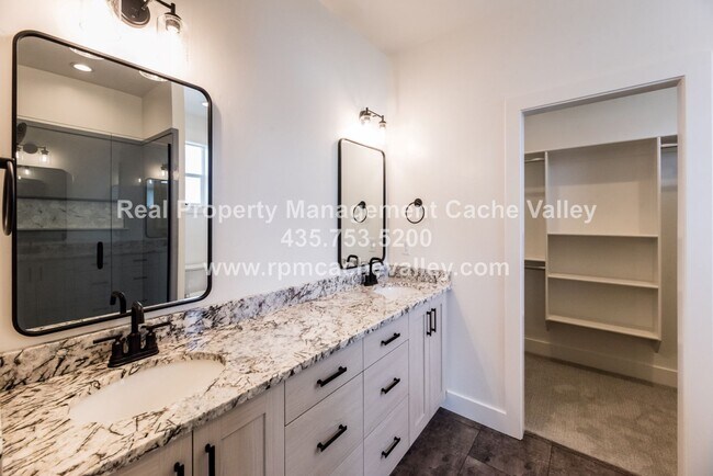 Building Photo - Gorgeous 3 br 2 bath home in Hyde Park! Ha...