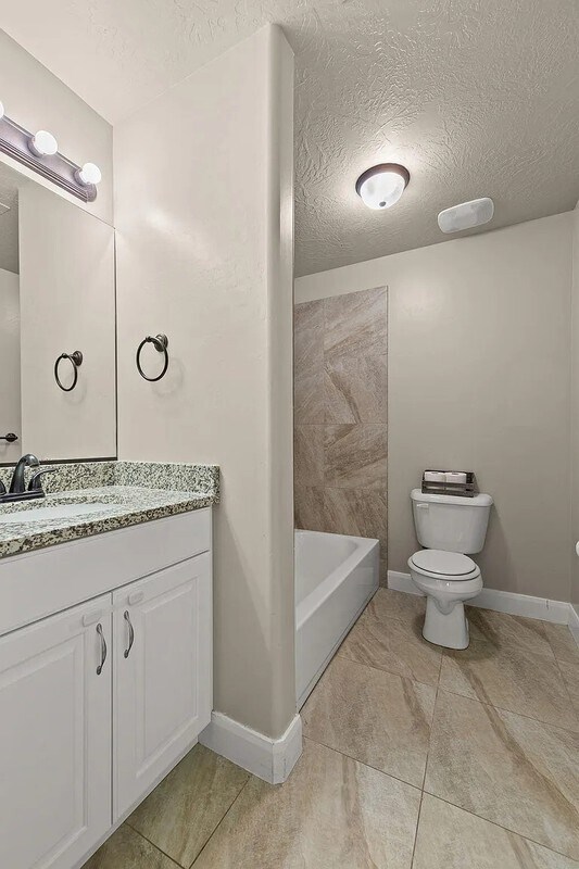 Building Photo - 355 W 200 S