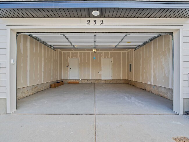 Building Photo - Beautiful 3-bedroom, 2.5-bath townhome