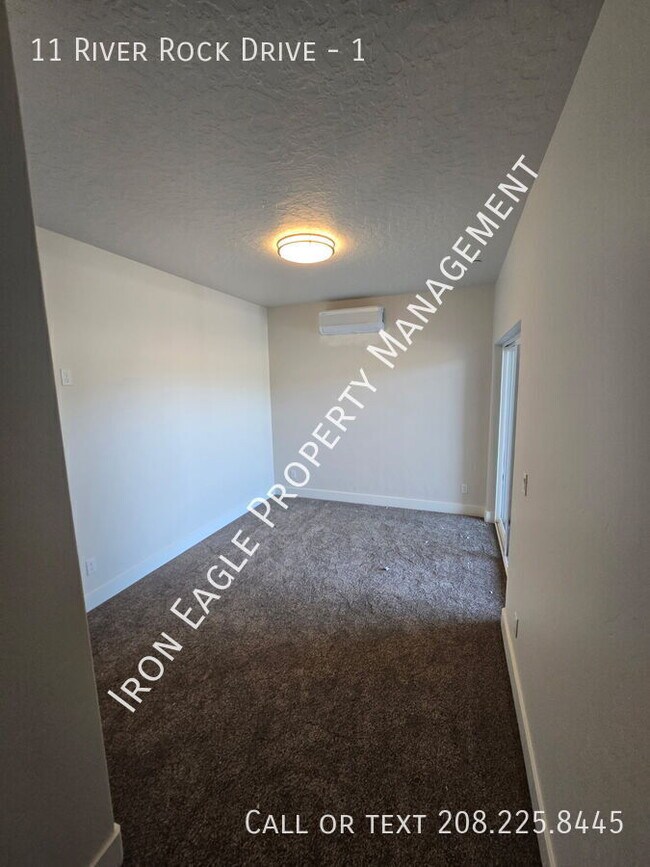Building Photo - 11 River Rock Dr