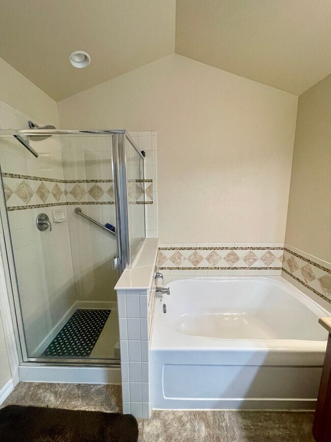 Building Photo - Modern Townhome