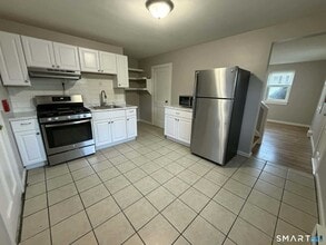 Building Photo - 27 New Hampshire Dr