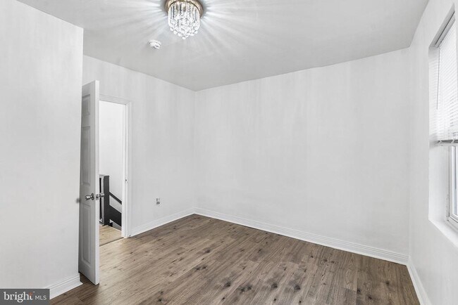 Building Photo - 811 W Schiller St