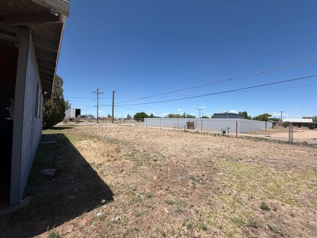 Building Photo - 301 E Wildy St