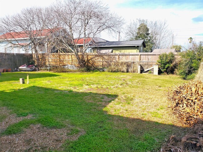 Building Photo - 2116 Grover Ave