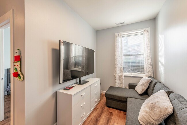 Building Photo - 7331 N Honore St