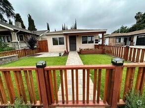 Building Photo - Cute and Cozy Ranch Style Home near the He...