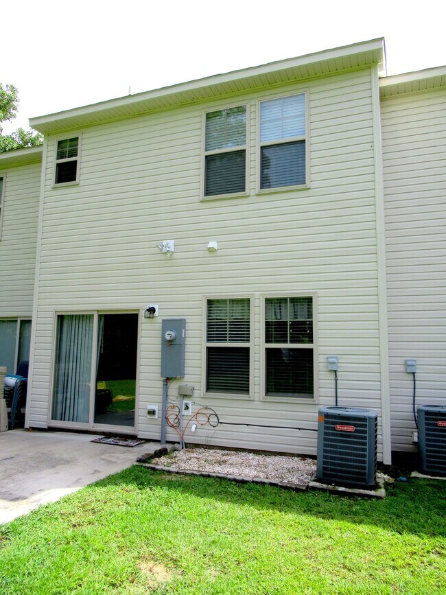 Building Photo - Three Bedroom Townhome in Richlands Close to Everything!!