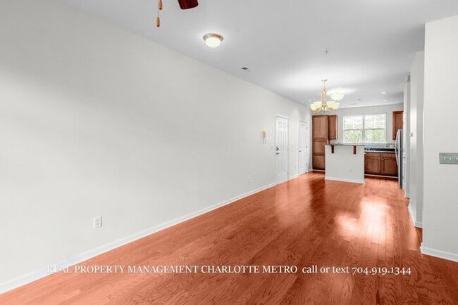 Building Photo - Charming 2 Bed, 2 Bathroom city Retreat Near Uptown Charlotte & Greenway Access