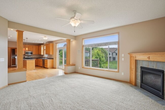 Building Photo - Gorgeous Single Family Home - June 1st Mov...