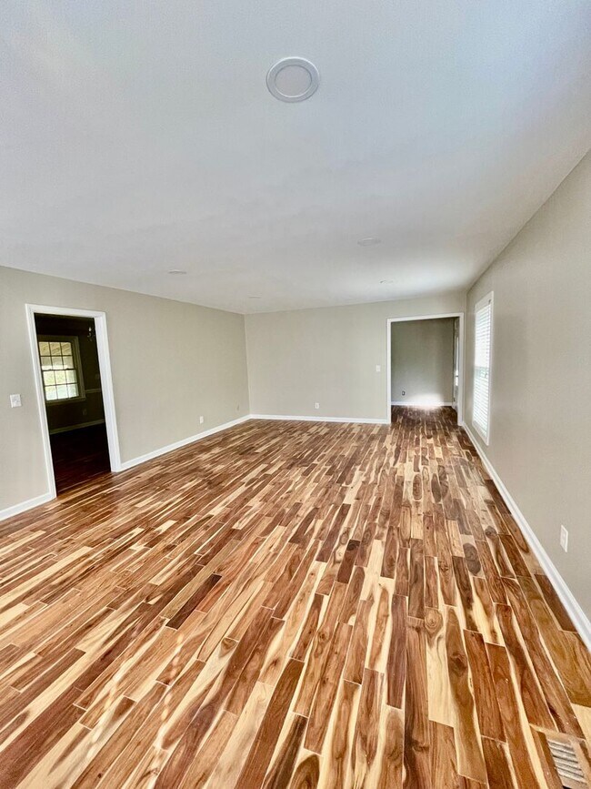 Building Photo - Welcome to view, a charming 4-bedroom, 2-bathroom home located in the heart of Charlotte, NC.
