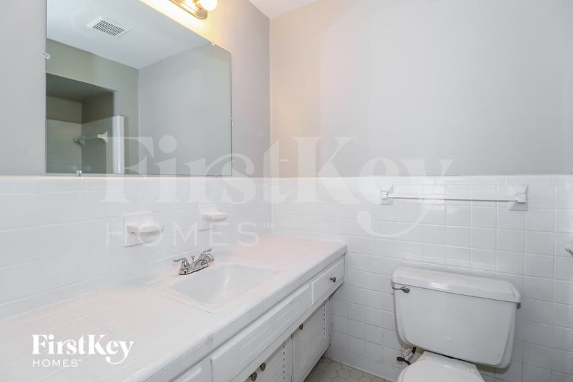 Building Photo - 5130 Kingswood Cir