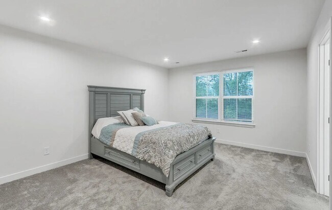 Building Photo - 4 Connaught Ct